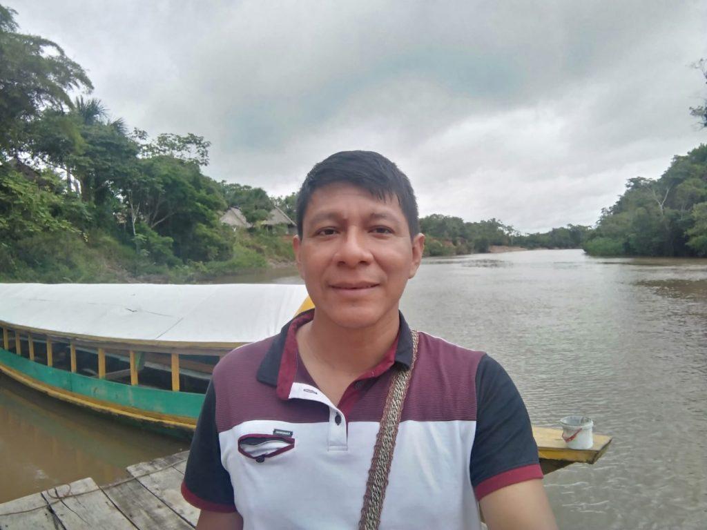 Persona sonriendo frente a cuerpo de agua

Descripci&oacute;n generada autom&aacute;ticamente